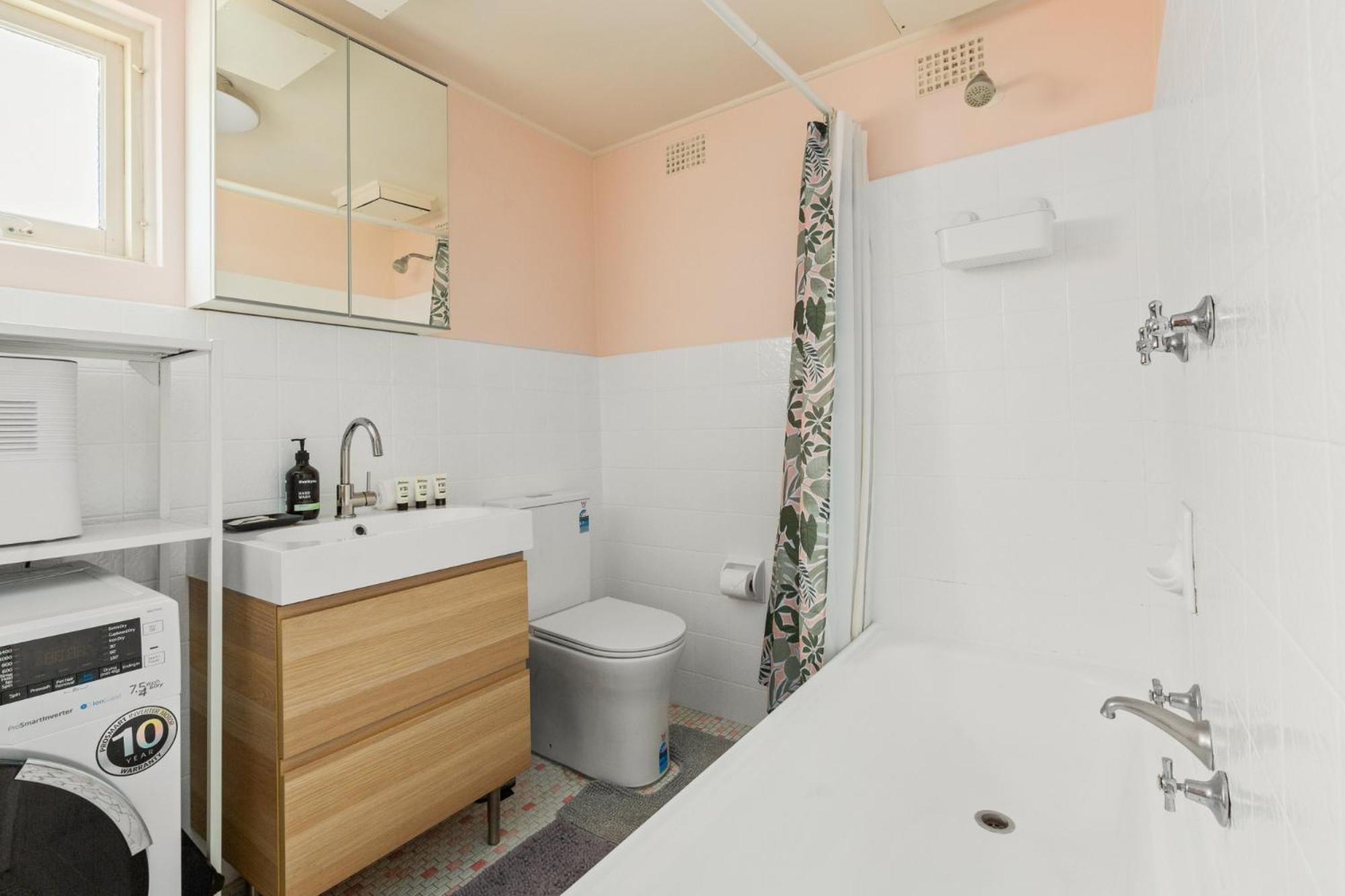 Cosy Sydenham 1-bed By Inner-west's Attractions